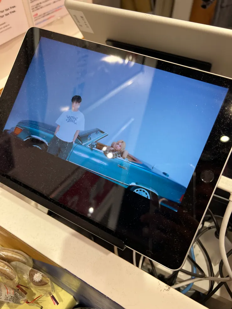 收銀檯旁邊還有小小的平板播放波捏豆WEGO廣告~