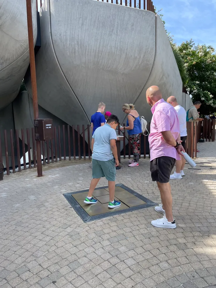 入口處的踩踏鐵琴