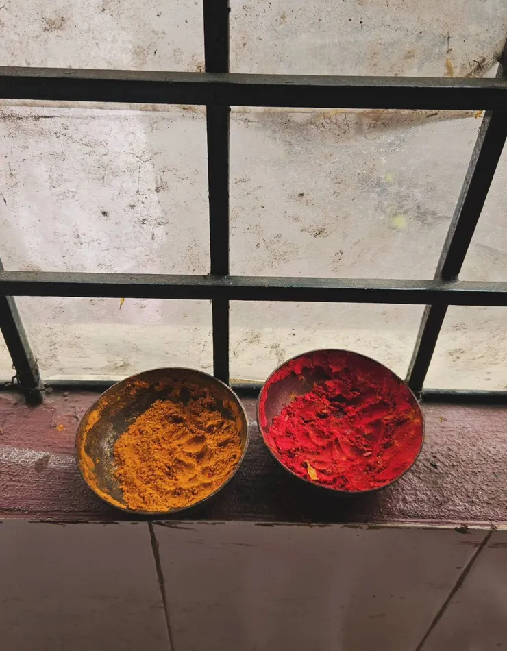 Kumkum 粉是由薑黃製成的紅色或黃色粉末，女性參拜後會將它點在眉心上 稱為 Bindi，象徵祝福與能量。在時尚穿搭中也被轉化為展現女性魅力的方式。男性參拜後在額頭上畫的樣式則不同，根據個人的信仰有許多變化