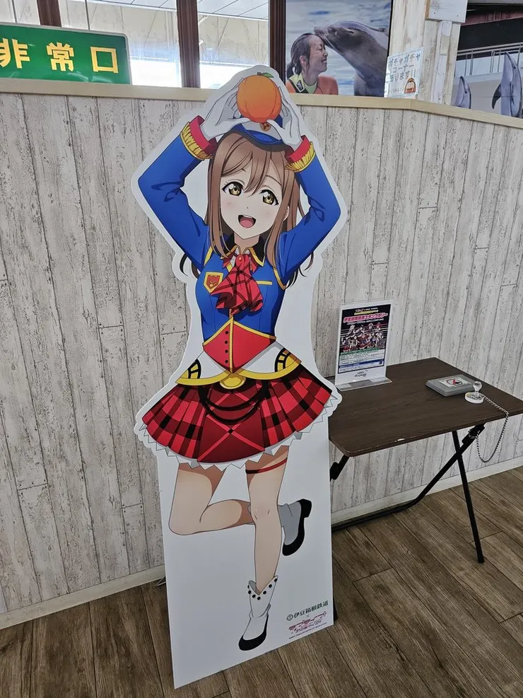 從門口到販賣部的斜上的走道有zuramaru的立牌與蓋章處