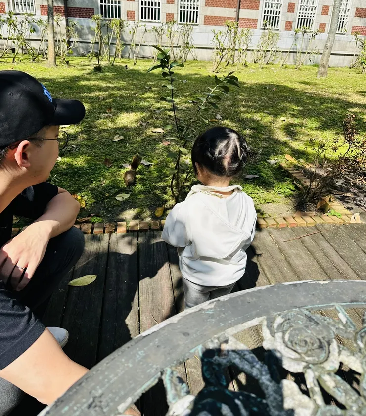 【死纏三日大哭大鬧補噴七天淚水！爸媽帶出去玩陪罪，看萬萬的後腦勺那片禿紅，就是這3天動輒大哭大鬧，躺地倒退嚕的結果。】