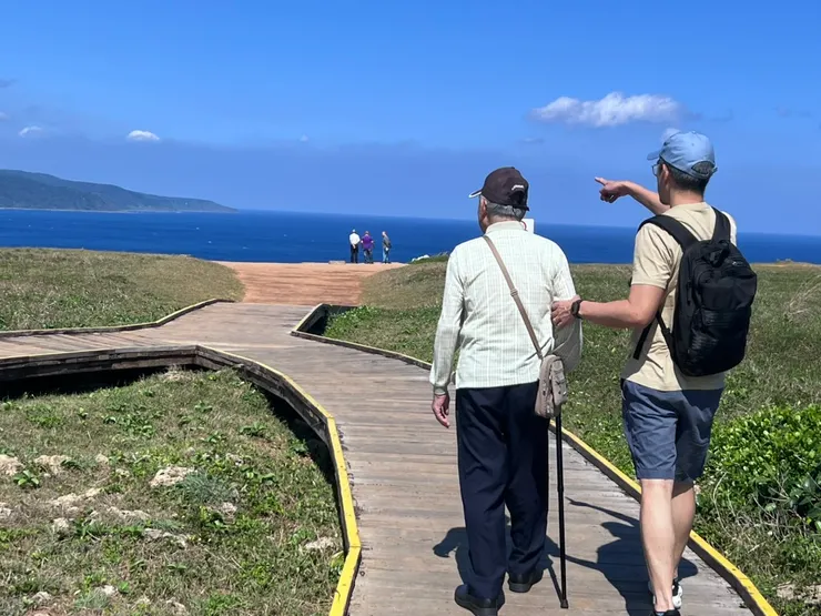 然後就看到海了。藍寶石的顏色讓人精神一振。