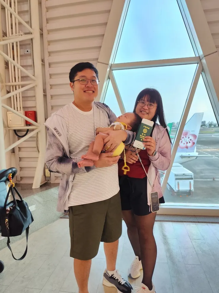 通過海關的第一步，一家人拍照留念