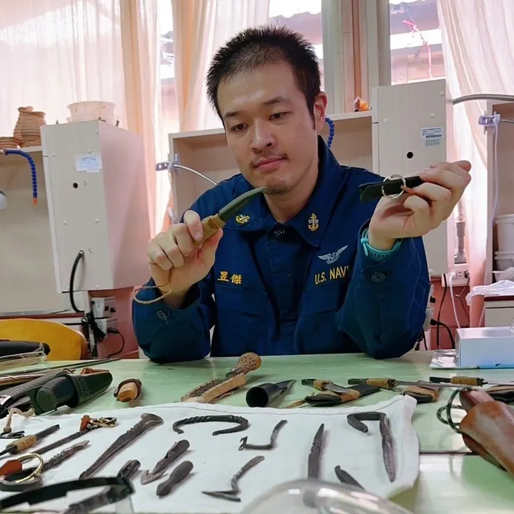 拿著各式自己的作品與工具介紹起來