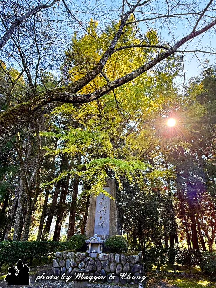 大齋原內還有「一遍上人」的功德碑，「一遍上人」是鎌倉時期淨土宗下時宗之開祖，曾至各地修行，在熊野本宮大社修行時開始稱為「一遍上人」。