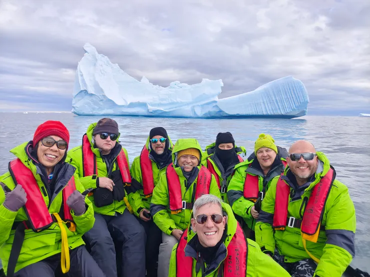 每艘橡皮艇搭載遊客八名，這七名是結伴參加的朋友，我們同是D組。每次出海，工作人員如喊：差一位，大多是我出列與他們同船。