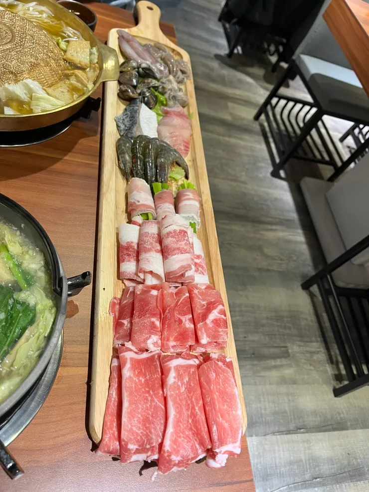 雙人套餐，海鮮搭配豬牛羊。