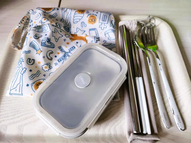 左起是食物袋、摺疊餐盒、環保餐具，還有沒入鏡的鵝黃色保溫瓶。說起來這些東西只有吸管是花錢購入的，其他是收到的禮物及之前買保養品的滿額贈，物品能拿來使用感覺很棒！