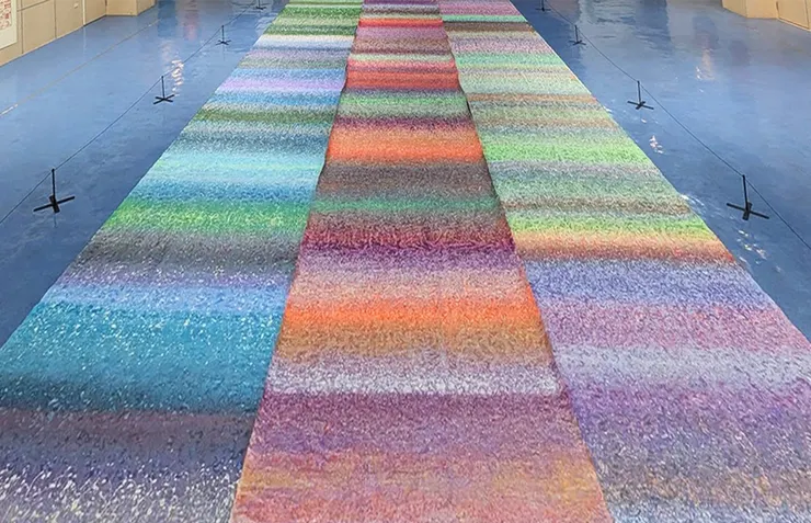 積吶虹光,〈青天白日滿地「虹」〉,2018年,壓克力顏料、紙,600 X 1300 cm。從「暴力」到「療癒」的轉化:傳統的抽象表現主義經常被視為一種內在的暴力宣洩。積吶虹光則將色彩的力量從宣洩轉化為療癒。拒絕使用單一、壓倒性的色彩,而是讓七彩的虹在畫面上平等且充滿博愛地共融。這種色彩策略旨在修復戰爭在心靈層面留下的創傷,提供一個視覺上的避難所。觀者在光譜的包圍中,被引導進行內在的和解,這是實現外部和平的基礎。