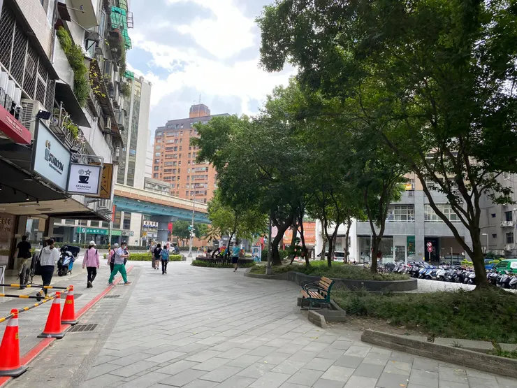 橫越安東街35巷底的大樓，回到復興南路122巷的帶狀公園「瑠公圳公園」，有瑠公圳鑿圳取水的意象造景