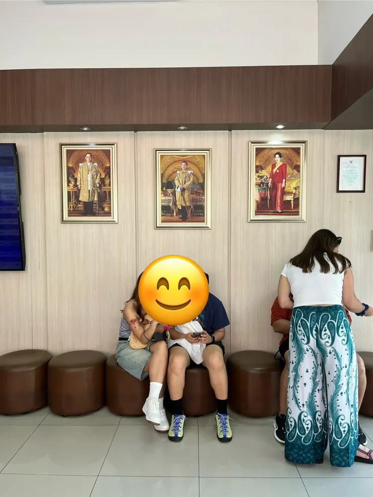兌換所也掛著泰國皇室成員肖像