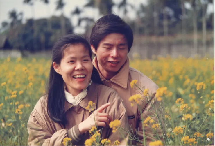 1989年1月，阿海伉儷來台中家裡玩留影。阿海可惜剛好眨眼，但重點是頭髮！這次海嫂有事，不克前來！