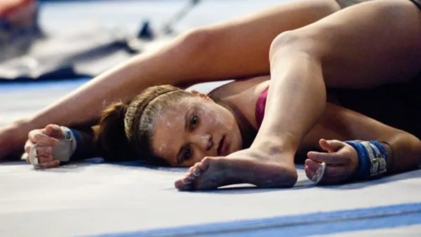 她真的超慘，摔的很流暢