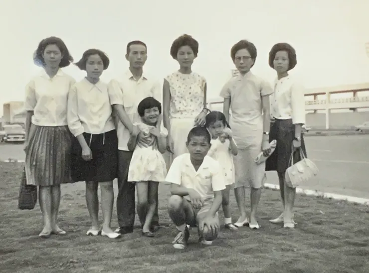 1965年，阿姨（立者右四）和瓊華（右三）要去美國，我們都去機場送行。我立於左二。我去松山機場送行時穿的上衣是阿姨給我的，淺黃色，胸前兩邊繡有漂亮的圖案，我非常喜歡。