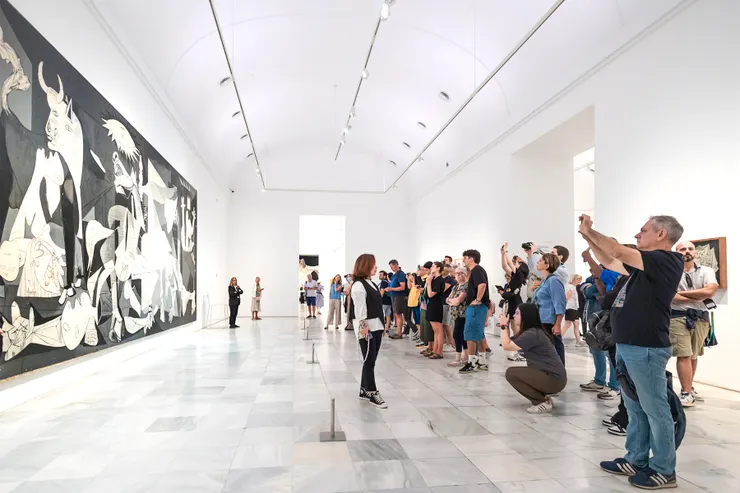 解除拍照禁令後的《格爾尼卡》展廳(圖片取自 Francisco Posse)