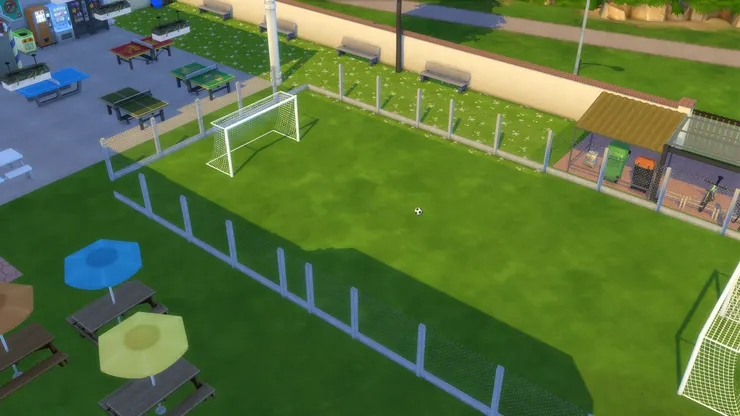 因為這個優良的足球場，所以這所學校的足球隊挺有名，成績很好。