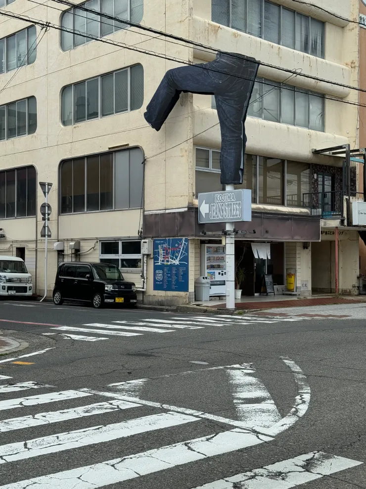 超大件牛仔褲藝術裝置