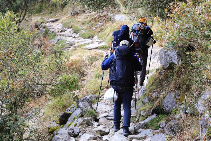 玉山山徑上，整隊都帶錯冰斧的畫面