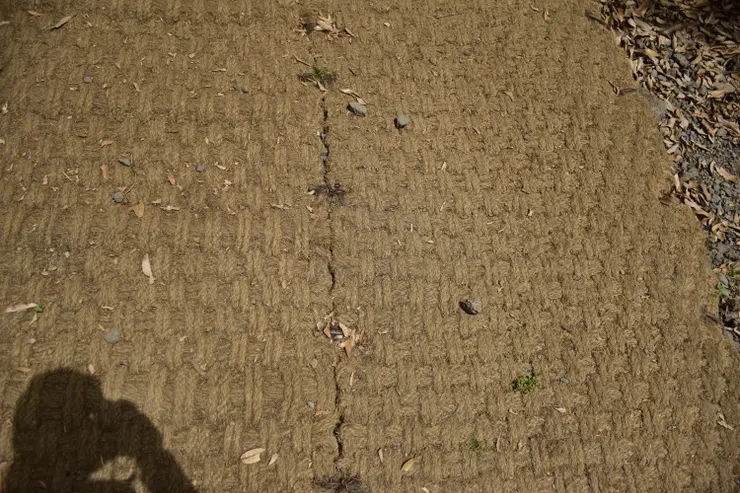 臨近終點的一小段路，鋪上了由居民編織、兼顧透水性和舒適感的鋪面。