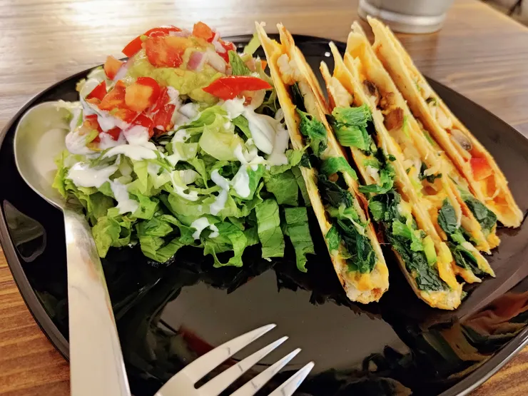 菠菜蘑菇地瓜泥酥餅配墨西哥沙拉 $140