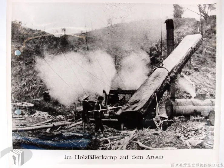 圖2 日治時期阿里山林木進行大型機具採伐 案名：Photos of Taiwan 臺灣老照片 檔號：0031/0001/006 來源機關：美國國家檔案暨文件署 管有機關：國家發展委員會檔案管理局