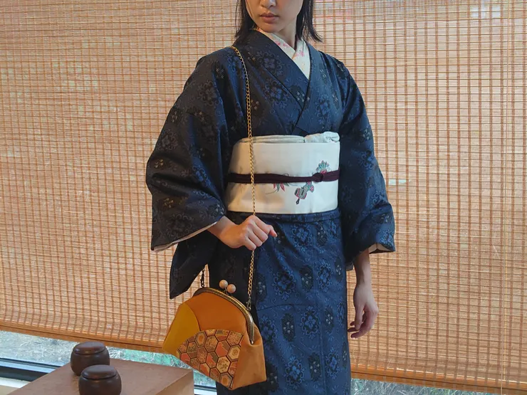 身穿藍大島的小夥伴。黃色口金包十分顯色