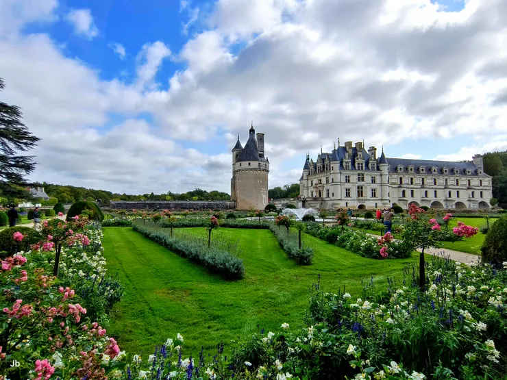 【我先穿過凱瑟琳花園觀賞水景!没從正面大道直入城堡,我先繞去左前側的凱瑟琳花園。這裡的凱瑟琳不是攝政王后,而是16世紀初第一位城堡女主人凱瑟琳‧布理松內,她是弗朗索瓦一世財務總監托馬‧波耶的妻子,對美化城堡用了許多心思,很可惜32歲就去世了。】