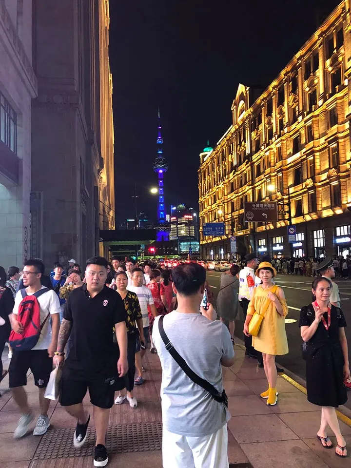 遙望東方明珠塔