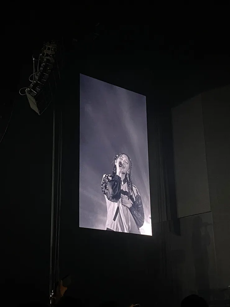 這兩天的這兩首歌轉播畫面都會故意調成黑白的