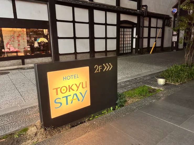 飯店櫃台在2F，有電梯