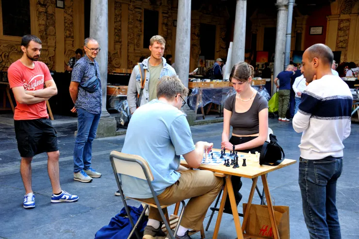 【在舊證券交易所中庭專注對弈的男女，這裡似乎很流行下西洋棋。】