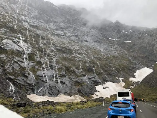 開車去米爾福峽灣搭船的路上，當天天氣不好，雨天順著岩壁涔涔落下，集結成冰，也是另類的風景