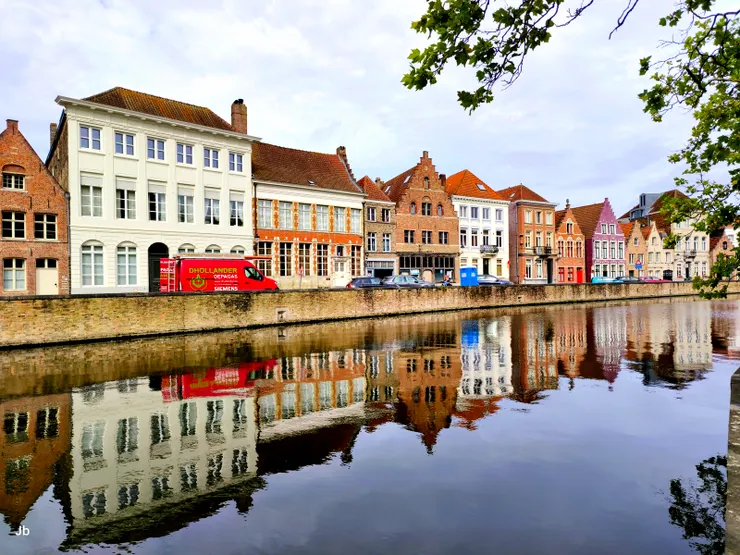 【河畔華屋已娉婷猶向水光借婀娜 獵艷的鏡頭只恨風波善變難捉摸】