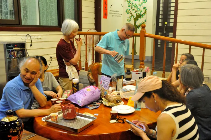 【緬懷逝去的同窗唏噓難言的隱秘 從宿舍到你家我家曾經何其親密！少不了喝個咖啡解酒，品飲、聊天持續中。】