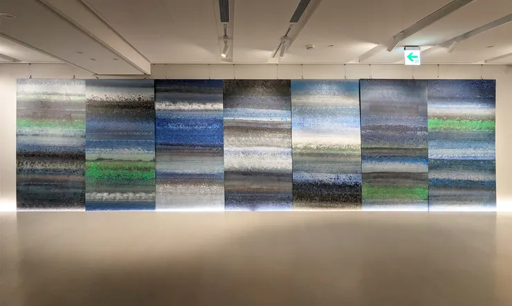  海明威（Hemingway）：陸地上空的雲塊這時候像山岡般聳立著，海岸只剩下一長條綠色的線，背後是些灰青色的小山，海水此刻呈現藍色，深的簡直發紫了。——《老人與海》。梅爾維爾(Melville)：在那裡，你看到，母親為了自己的孩子，寧可葬身魚腹，你目睹許多相愛至深的戀人緊緊擁抱著，從烈火熊熊的船上跳入大海，心貼著心地淹沉在洶湧的波浪中，在上天賜給的不公和虐待中，他們卻信誓旦旦，彼此忠誠。——《白鯨記》。