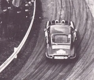 Vic Elford和David Stone駕駛的 911S 在 1967 年Stuttgart-Lyon-Charbonnieres拉力賽的Frieberg爬山賽段中甩尾前進。Julius Weitmann 拍攝。