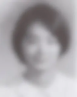 這張不是AI生成的照片，是我內心想像的小蘋果。大二暑假，我同時認識小蘋果和照片中那位女孩，她雙十年華，俏麗短髮，我好喜歡她。小蘋果與我朝夕相處，無話不說，但女孩對我卻是不理不睬。小蘋果代替了那位女孩，陪伴我渡過那幾年轉大人的苦澀歲月。雖然沒有拍下任何一張小蘋果的照片，但我心中一直存放著她清晰的模樣。