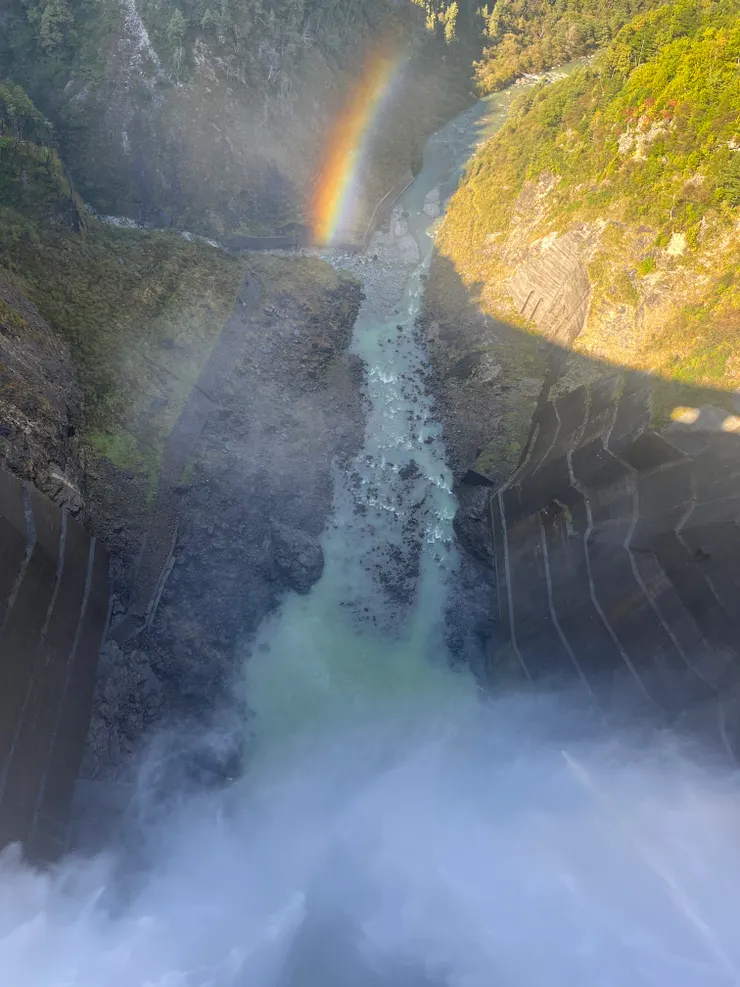 下游區洩洪造成的水霧,在陽光的照射下散射出美麗的彩虹。