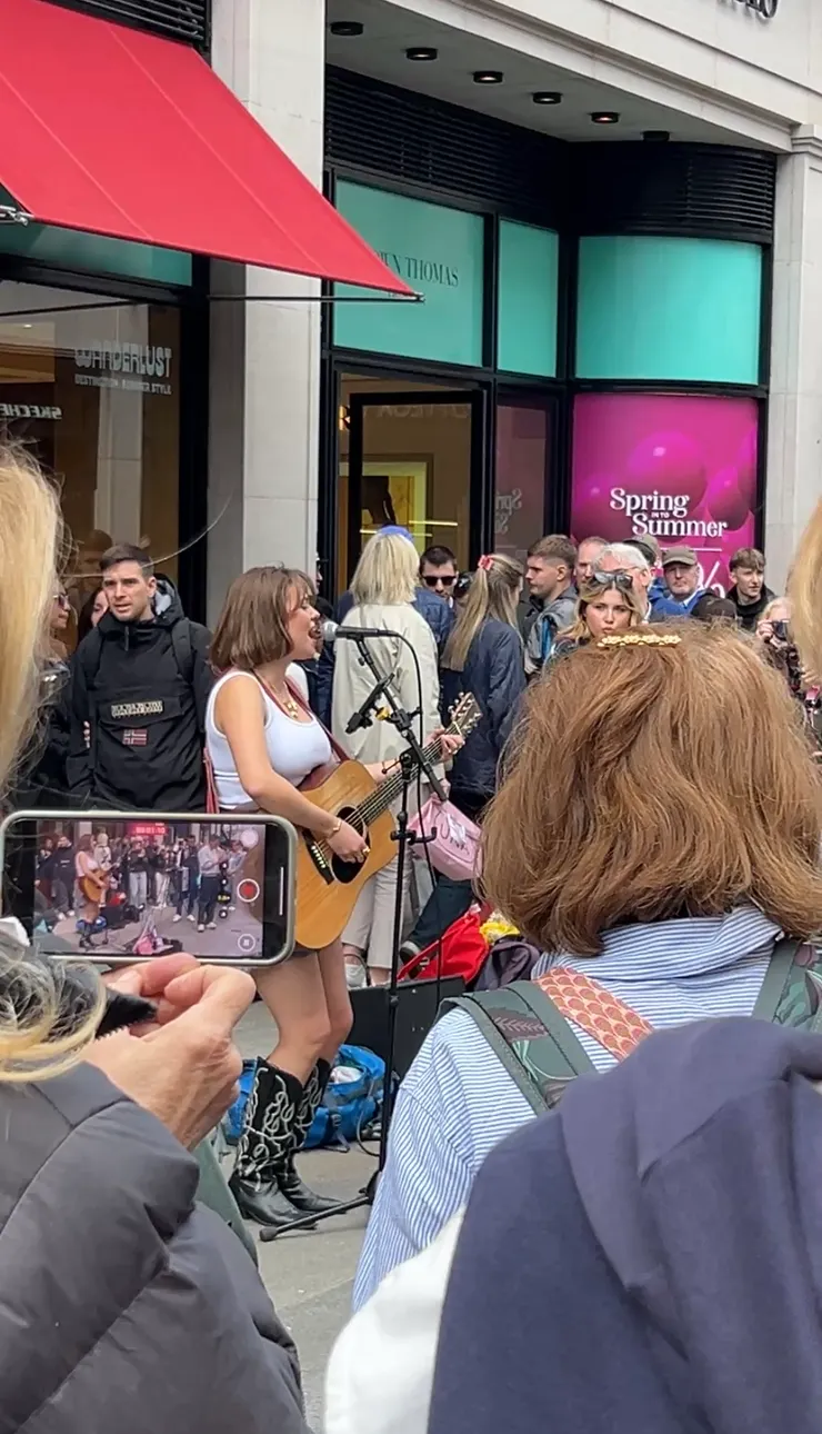 在人來人往的商店街上，街頭藝人被人群層層包圍 (Joy 拍攝於 Grafton Street )