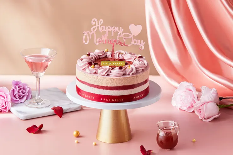 圖說：粉嫩視覺搭配金箔與花瓣點綴，彷彿一顆手工打造的夢幻玫瑰花珠寶盒。（資料來源：LADY KELLY）