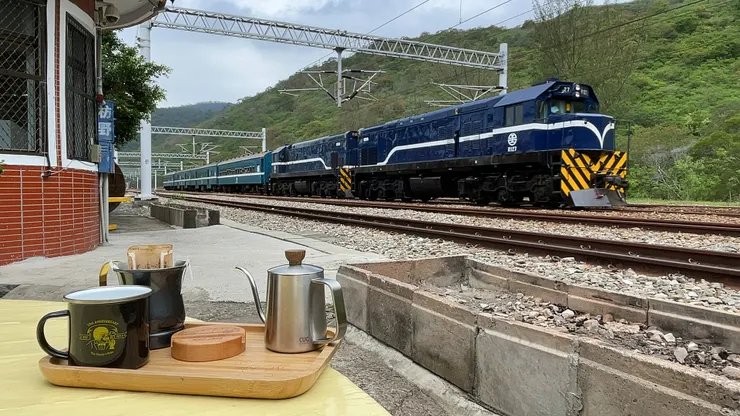 運氣不錯遇到藍皮解憂號通過