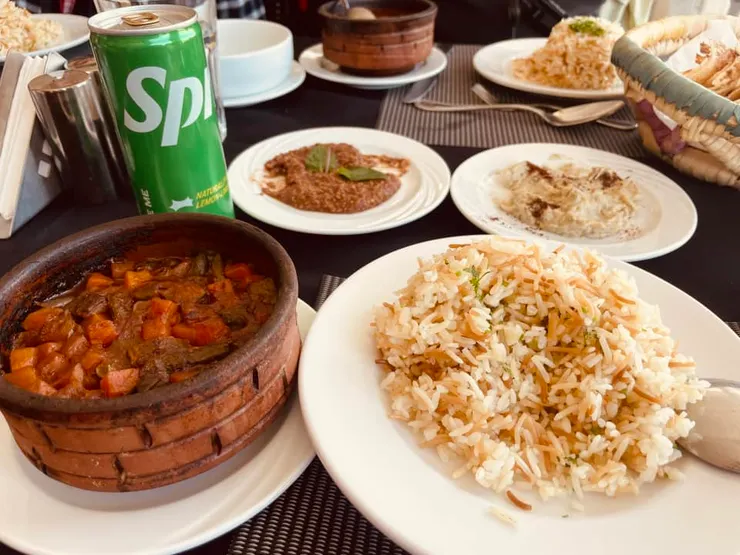 燉牛肉和國民小吃炒飯