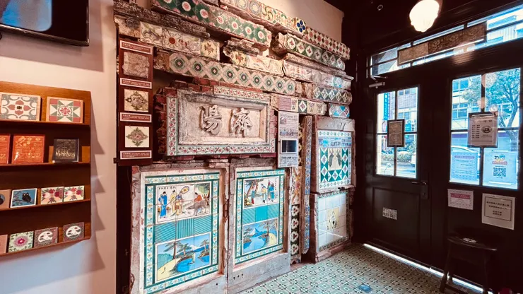 入口處的各色花磚