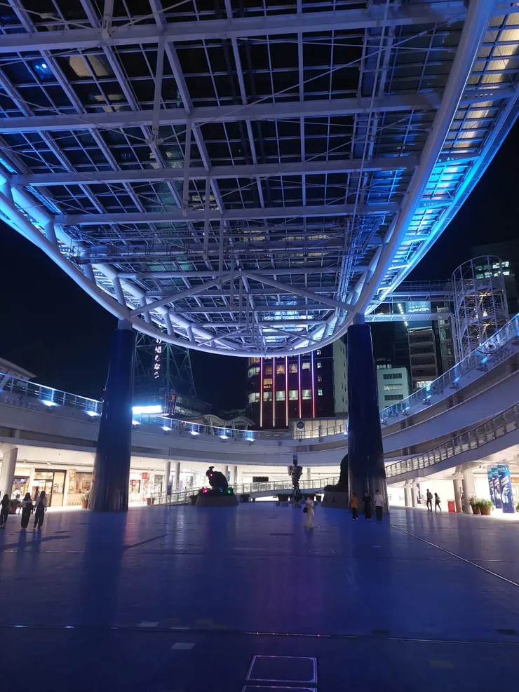 綠洲21 B1的樣子，可以發現地板整個是藍色的，從上面往下看就像人在水池似的，旁邊則是各種商店～