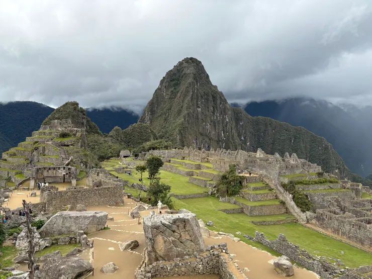 圖中的左側是神聖/貴族區，右側較低處為居民生活區