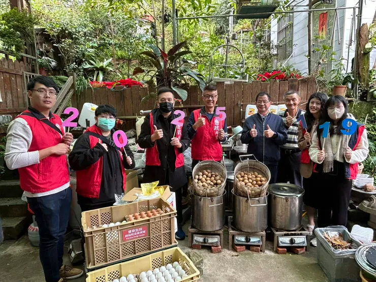 ▲市民同慶119消防節　里長茶葉蛋「廉」手送。（圖/新北市政府消防 提供 彭可翻拍） 