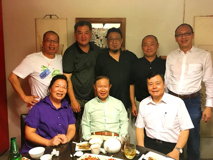 在街頭運動時代，以兇狠方式對待遊行人士（包括學生）的張琪（前中），以移民署副署長之位爽爽退休。圖片來源：臉書