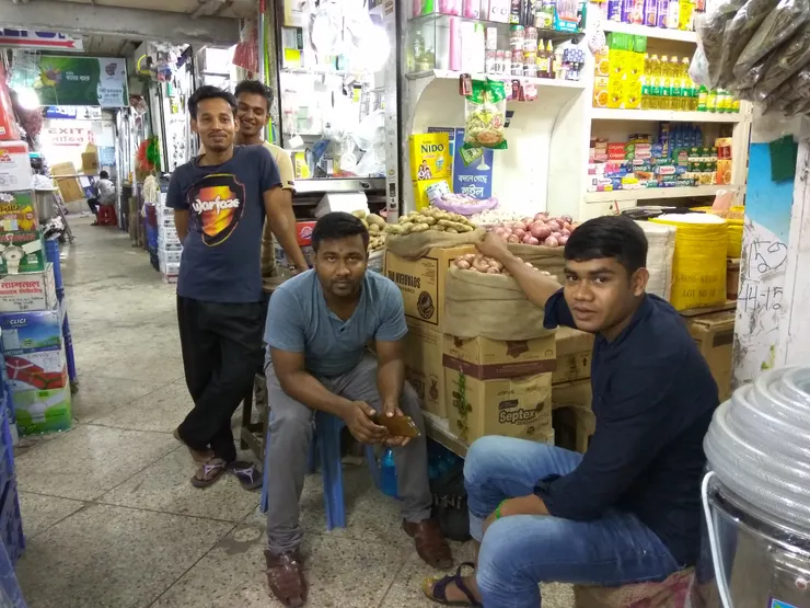 孟加拉沒有便利商店到處可見甚麼都賣的店舖