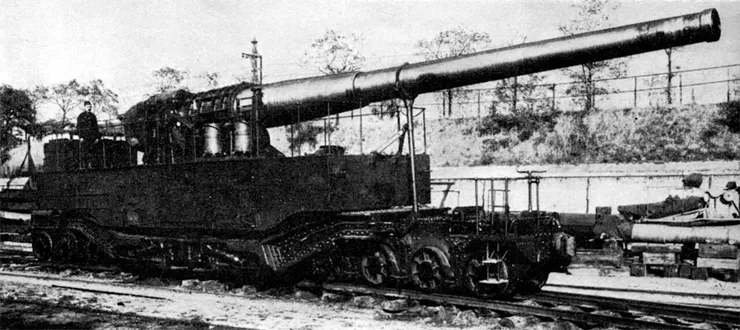 日本帝國陸軍所使用的九十式240公厘列車砲，照片攝於法國