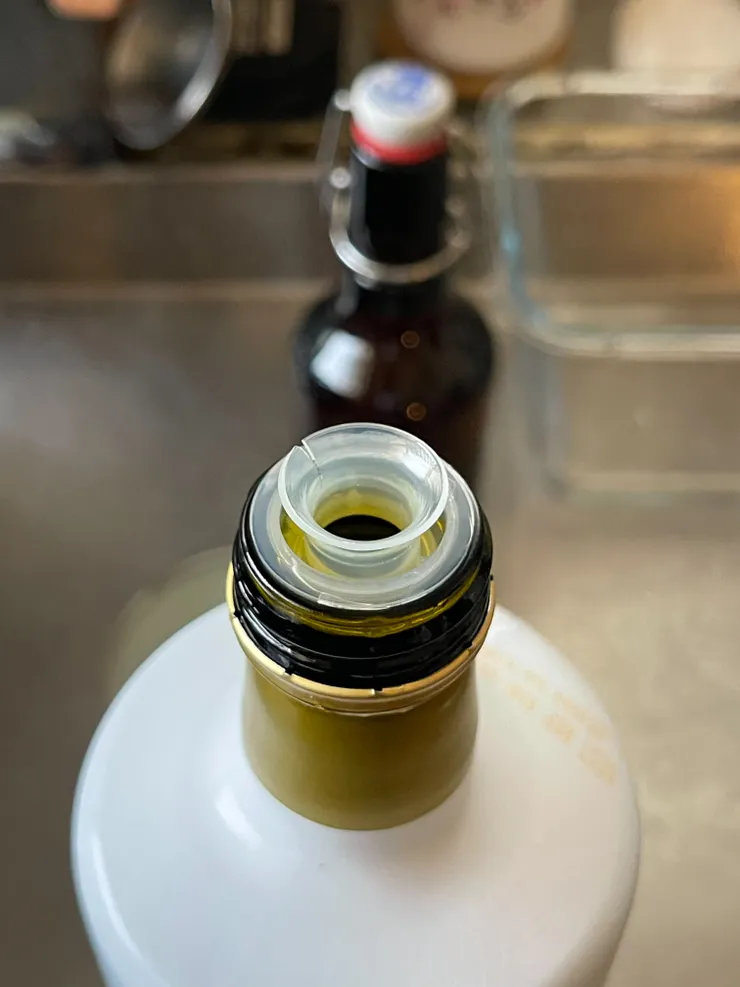 瓶口有做特殊窄口設計，倒油的時候不會滴的到處都是。